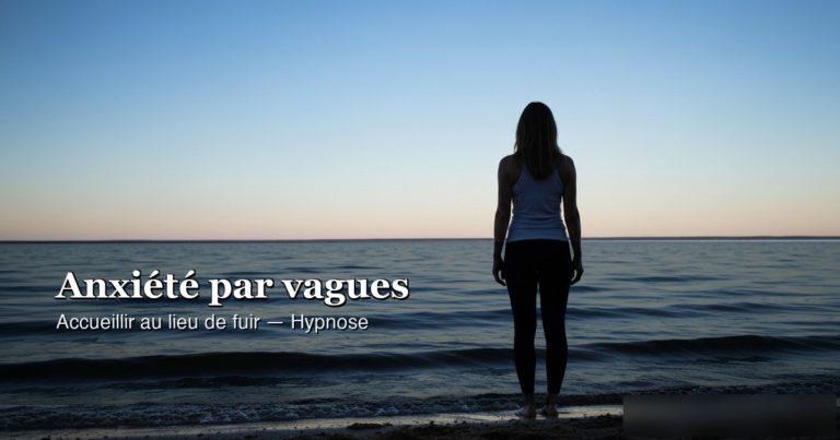 Silhouette d'une femme face à des vagues douces — métaphore de l'accueil de l'anxiété au lieu de la fuir