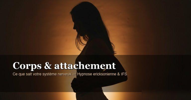 Silhouette d'une femme en posture contemplative, mains posées sur le ventre, dans une lumière chaude introspective — métaphore de l'attachement somatique et de l'écoute du corps