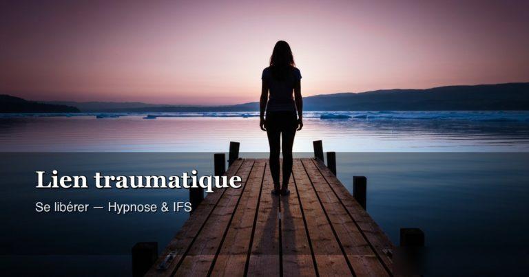 Silhouette d'une femme sur un ponton face à un lac au crépuscule — métaphore du départ silencieux d'un lien traumatique