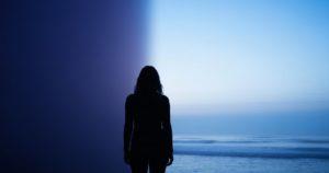 Silhouette d'une femme face à un horizon ouvert, métaphore de la reconstruction après une relation avec un pervers narcissique