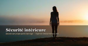 Silhouette d'une femme debout au bord d'une eau calme à l'aube — métaphore de la sécurité intérieure et de l'ancrage à soi