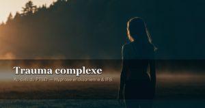 Silhouette d'une femme contemplant un horizon brumeux — métaphore du trauma complexe et de la traversée vers la guérison