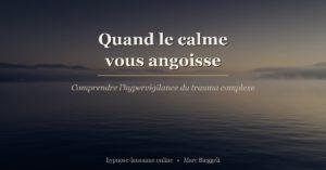 Lac Léman à l'aube, brume calme — illustration de l'hypervigilance du trauma complexe