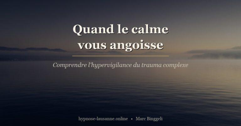 Lac Léman à l'aube, brume calme — illustration de l'hypervigilance du trauma complexe