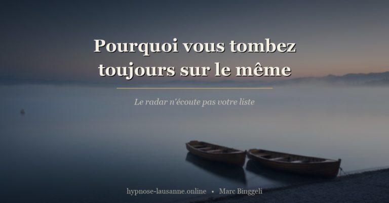 Lac Léman au matin, brume basse, deux barques à peine esquissées dans le brouillard — métaphore du choix de partenaire pré-conscient