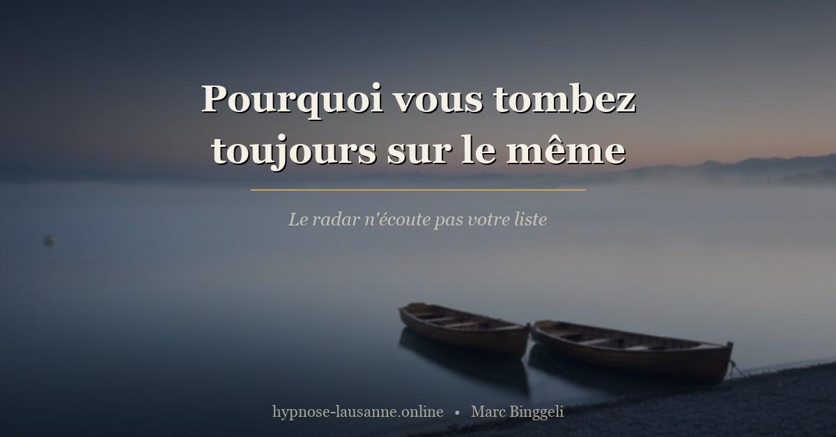 Lac Léman au matin, brume basse, deux barques à peine esquissées dans le brouillard — métaphore du choix de partenaire pré-conscient